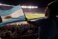 Torcida da Argentina grita "olé" no começo do 1º tempo contra o Brasil