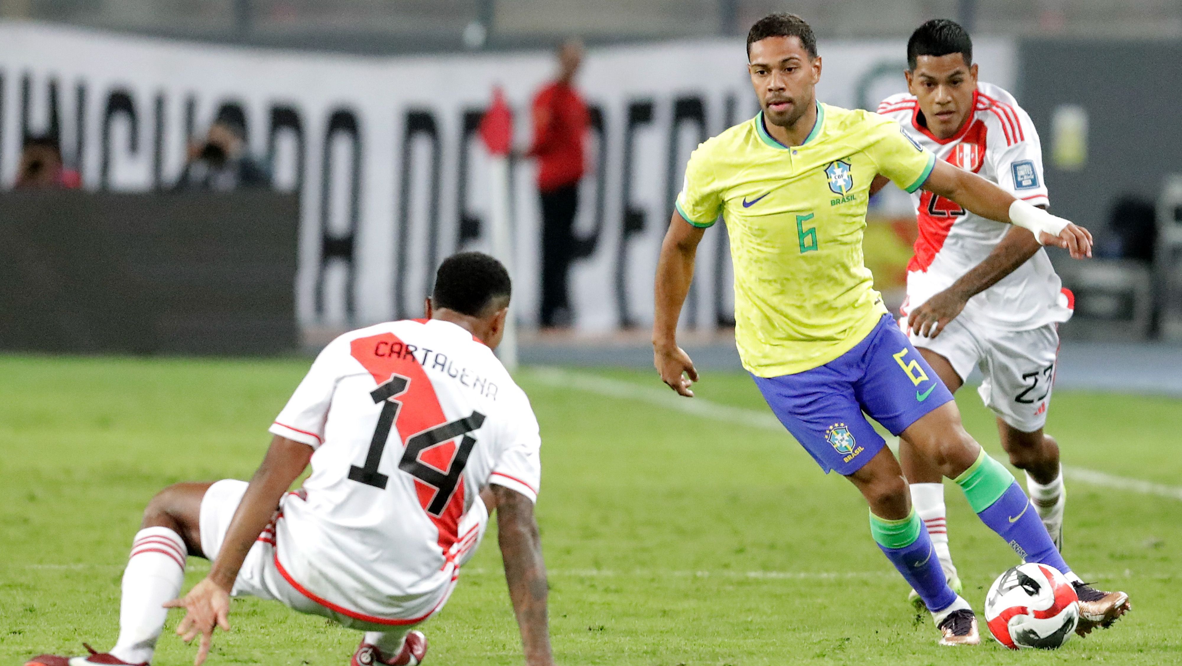Renan Lodi em jogo da Seleção Brasileira contra o Peru, pelas Eliminatórias