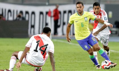 Renan Lodi em jogo da Seleção Brasileira contra o Peru, pelas Eliminatórias