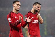 Antony volta e Casemiro é expulso em derrota do Manchester United na Champions League