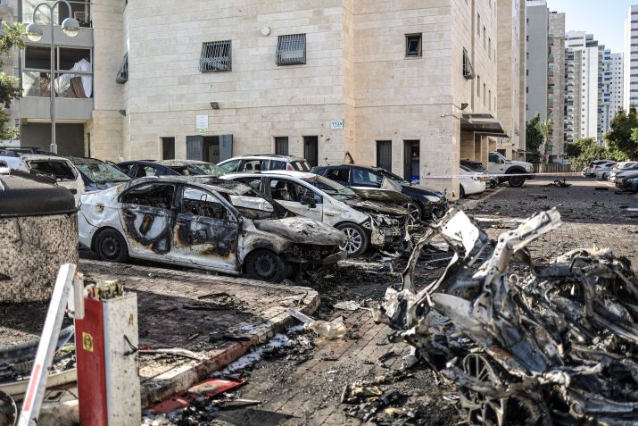 Danos causados ​​por um ataque de foguetes vindo de Gaza por militantes palestinos do Hamas neste sábado (7) / Ilia Yefimovich/picture Alliance via Getty Images