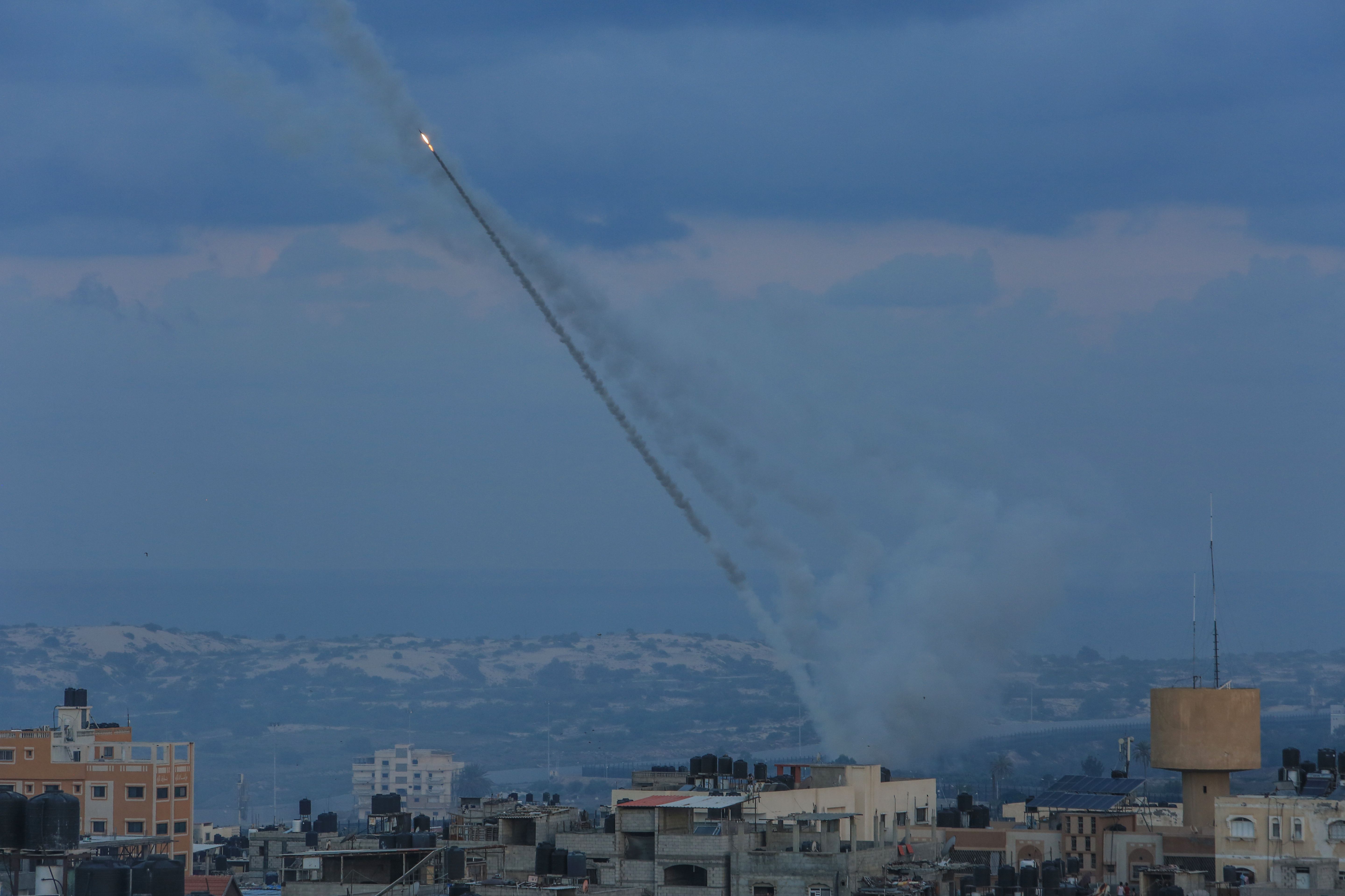 Visão de foguetes disparados por palestinos em resposta a ataques aéreos israelenses durante operação na Cidade de Gaza