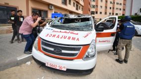 Ambulância danificada em um ataque do exército israelense enquanto os confrontos entre facções palestinas e as forças israelenses continuam em Khan Yunis, Gaza, em 07 de outubro de 2023