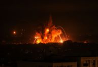 Israel diz que atacou mais de 100 alvos militares em Gaza durante a noite de sábado (14)