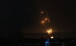 Visão de foguetes disparados por palestinos em resposta aos ataques aéreos israelenses enquanto os confrontos continuam entre as forças israelenses e grupos armados palestinos em vários locais de Gaza neste domingo (8)
