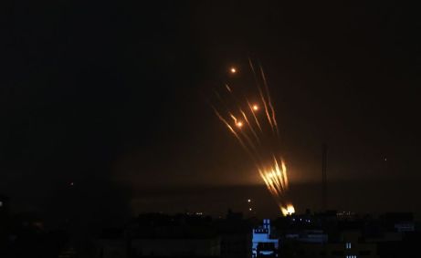 Visão de foguetes disparados por palestinos em resposta aos ataques aéreos israelenses enquanto os confrontos continuam entre as forças israelenses e grupos armados palestinos em vários locais de Gaza neste domingo (8)