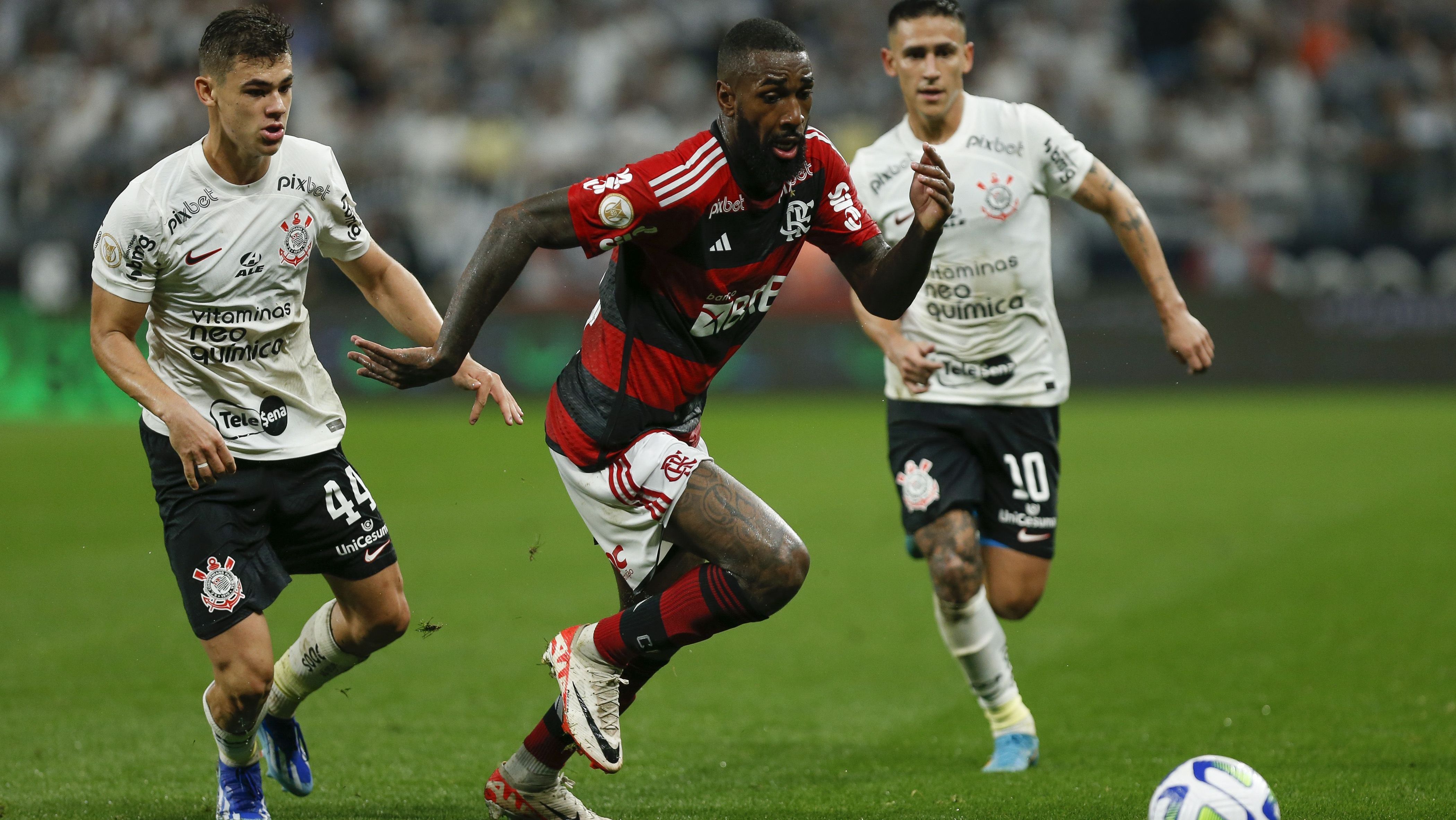 Moscardo e Rojas cercam o flamenguista Gerson