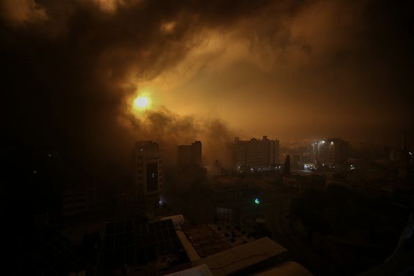 Fumaça e chamas aumentam no shopping Burc Vatan após bombardeio das forças israelenses com aviões de guerra enquanto os confrontos continuam entre as forças israelenses e grupos armados palestinos em vários locais de Gaza em 08 de outubro de 2023
