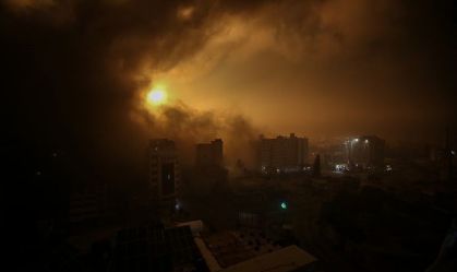 Fumaça e chamas aumentam no shopping Burc Vatan após bombardeio das forças israelenses com aviões de guerra enquanto os confrontos continuam entre as forças israelenses e grupos armados palestinos em vários locais de Gaza em 08 de outubro de 2023