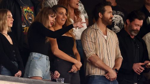 Taylor Swift e o ator Ryan Reynolds durante jogo entre Kansas City Chiefs e New York Jets