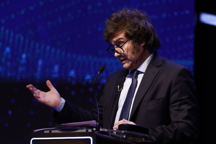 O candidato presidencial de La Libertad Avanza Javier Milei fala durante um debate presidencial em 01 de outubro de 2023 em Santiago del Estero, Argentina / Tomas Cuesta/Getty Images