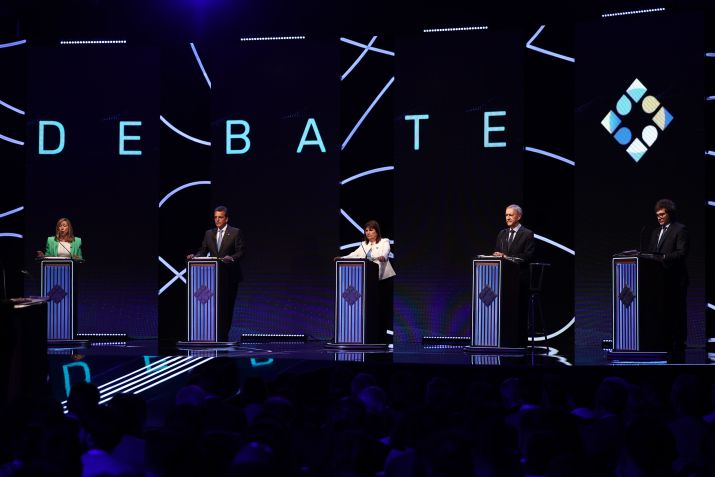 Candidatos presidenciais sobem ao palco durante um debate presidencial em 01 de outubro de 2023 em Santiago del Estero, Argentina / Tomas Cuesta/Getty Images
