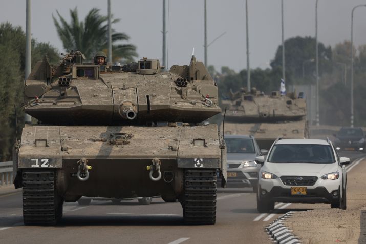 Tanques israelenses circulam em uma estrada, no segundo dia do conflito entre Israel e o grupo islâmico Hamas / Ilia Yefimovich/picture alliance via Getty Images