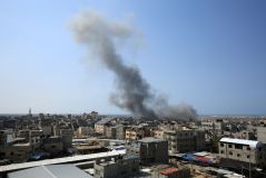 Fumaça sobe após ataques aéreos israelenses em Rafah, Gaza