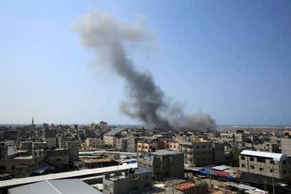Fumaça sobe após ataques aéreos israelenses em Rafah, Gaza