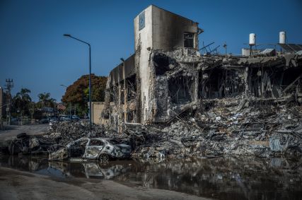 Escombros de prédio destruído após sataques em Sderot, no sul de Israel