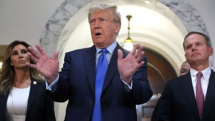 Ex-presidente dos EUA Donald Trump fala a repórteres ao chegar à Suprema Corte do Estado de Nova York para julgamento civil sobre fraude.