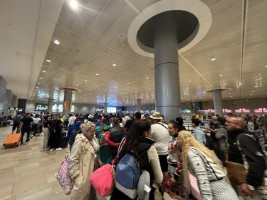 Pessoas esperando, nesta segunda-feira (8), na seção de embarque do Aeroporto Ben Gurion, único terminal internacional de Israel, depois que muitos voos do exterior foram cancelados devido aos ataques lançados pelo Hamas a Tel Aviv,