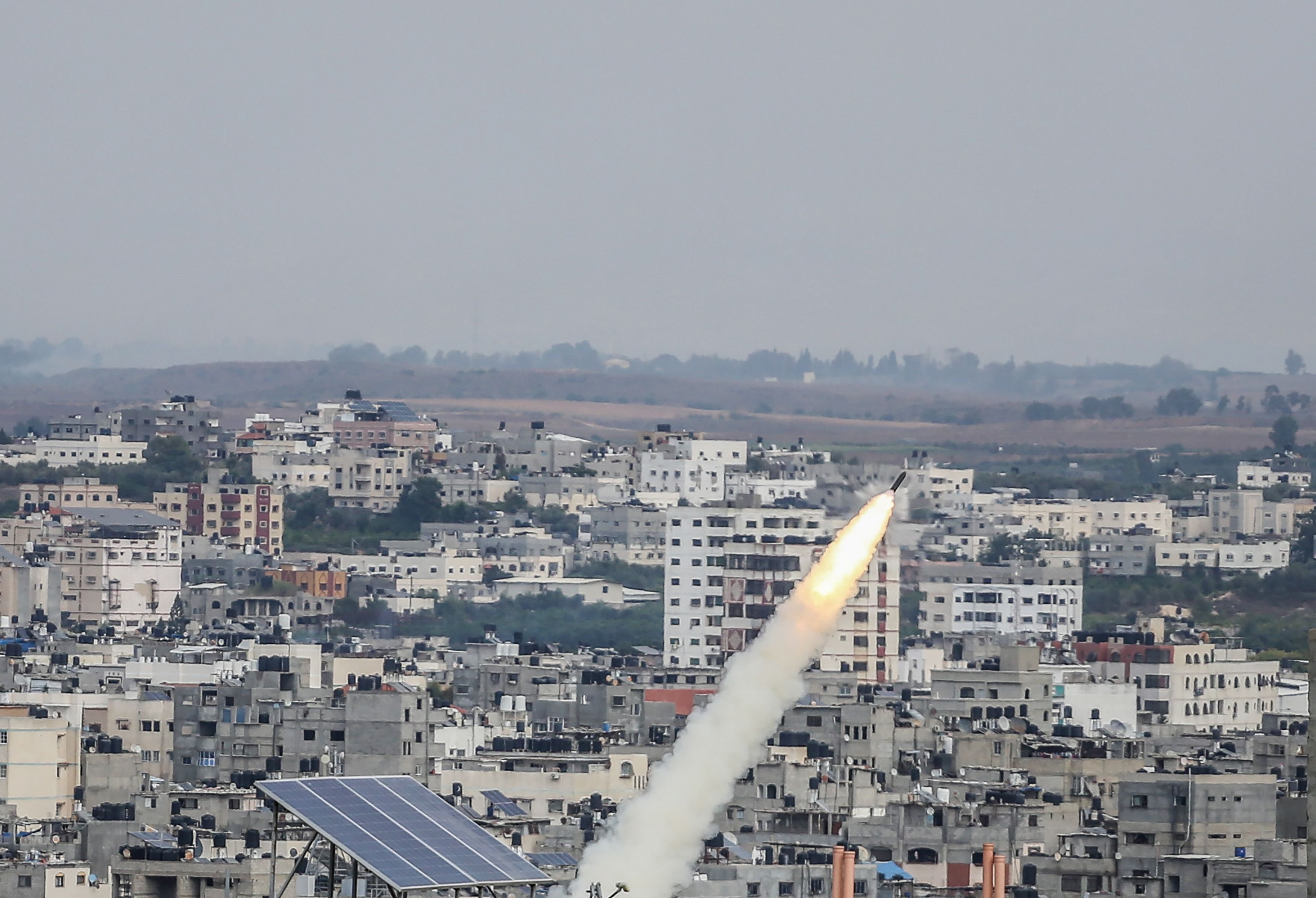 Hamas dispara foguetes em resposta aos ataques aéreos israelenses em Gaza