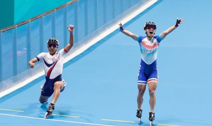 Patinador sul-coreano comemora antes da hora e perde ouro por centésimo de segundo