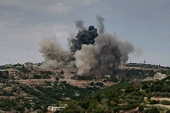 Uma espessa fumaça surge de ataque com foguetes de Israel nos arredores da vila de Dhaira, no sul do Líbano, em 9 de outubro de 2023. / Marwan Naamani/picture Alliance via Getty Images