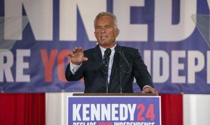 Candidato presidencial Robert F. Kennedy Jr. anuncia campanha independente em coletiva de imprensa nesta segunda-feira (9) na Filadélfia, Pensilvânia (EUA)