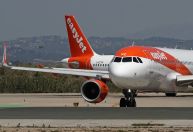 Voo é cancelado após passageiro defecar no chão do banheiro do avião