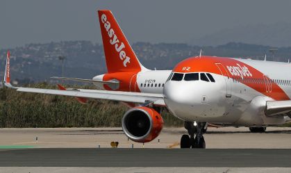Voo é cancelado após passageiro defecar no chão do banheiro do avião