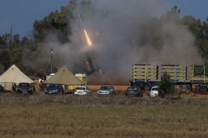 Salva de foguetes é disparada por militantes do Hamas de Gaza em direção a cidade de Ashkelon, em Israel, em 10 de outubro de 2023.