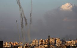 Salva de foguetes é disparada por militantes do Hamas de Gaza em direção a cidade de Ashkelon, em Israel, em 10 de outubro de 2023.
