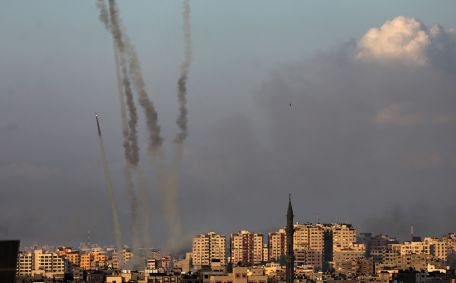 Salva de foguetes é disparada por militantes do Hamas de Gaza em direção a cidade de Ashkelon, em Israel, em 10 de outubro de 2023.