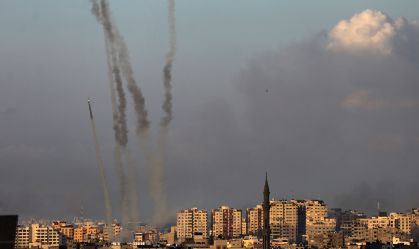 Centenas de foguetes são disparados de Gaza e Líbano contra Israel