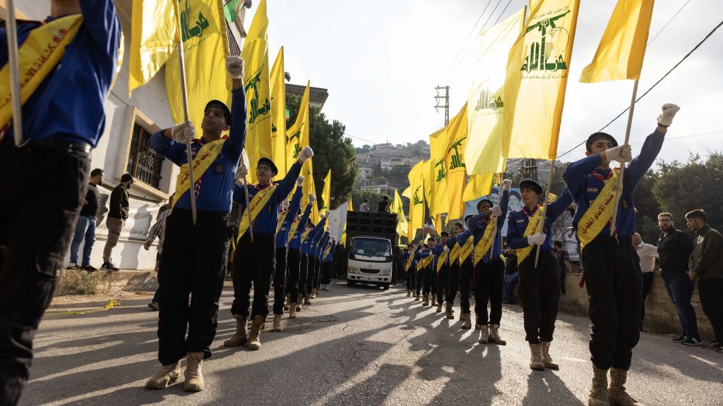Escoteiros carregando bandeiras do Hezbollah enquanto marchavam em um funeral de dois soldados do grupo que foram mortos pelas Forças de Defesa de Israel no Sul do Líbano na terça-feira da semana passada