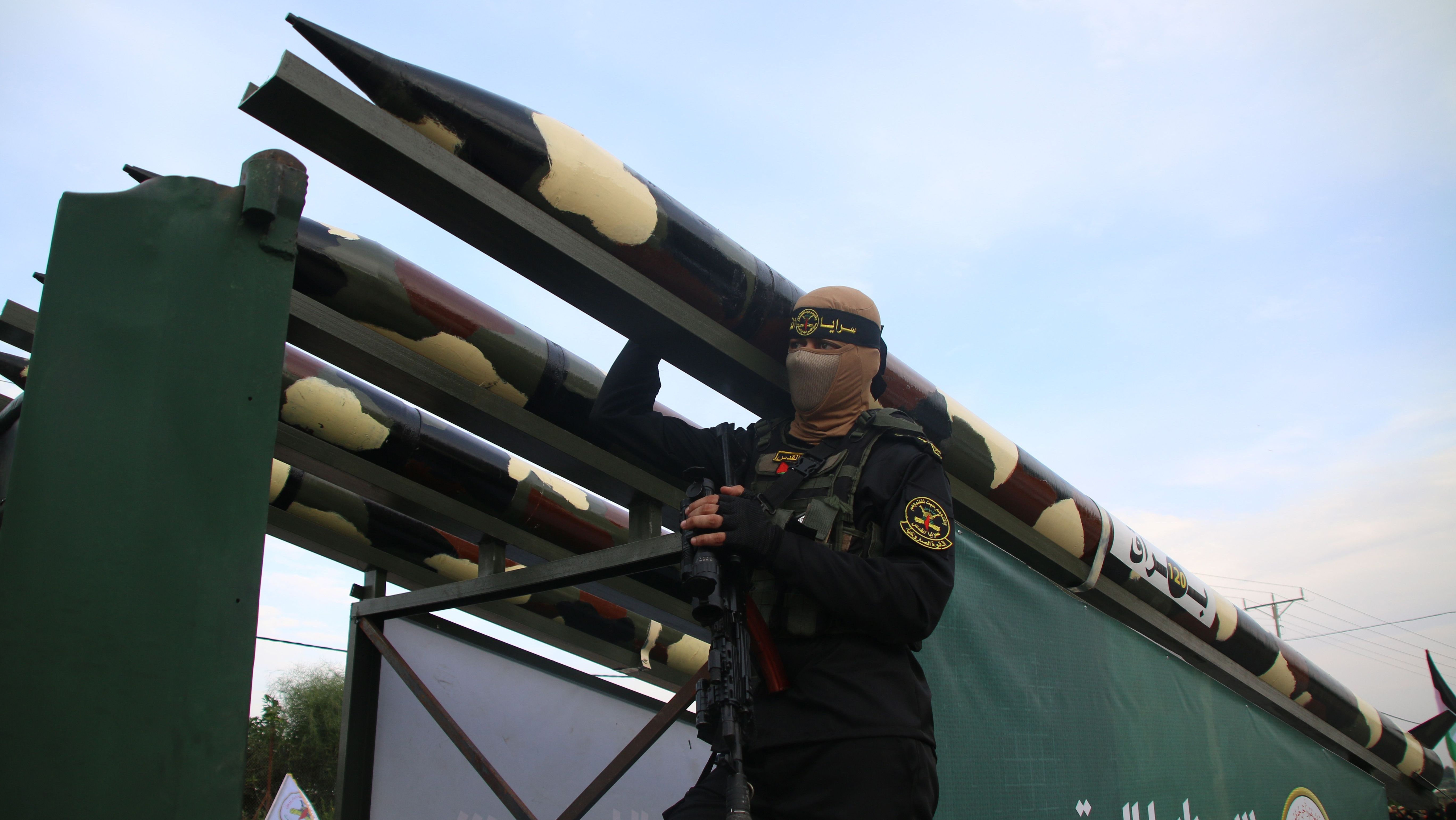 Membros da Jihad Islâmica marcham durante desfile militar que marca o 36º aniversário do seu lançamento em 4 de outubro de 2023 na Cidade de Gaza