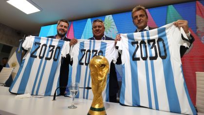 Autoridades do governo espanhol argentino e da associação de futebol durante entrevista coletiva em Buenos Aires
