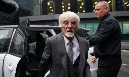 Ecclestone chegando ao Tribunal em Londres