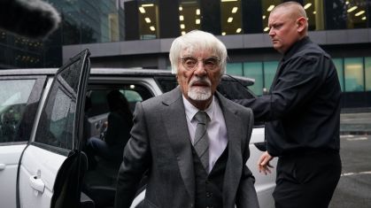 Ecclestone chegando ao Tribunal em Londres