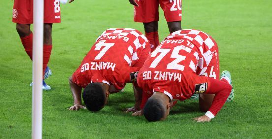 Anwar El Ghazi (34) comemora gol do Mainz com o companheiro Aymane Barkok