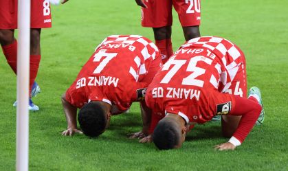 Anwar El Ghazi (34) comemora gol do Mainz com o companheiro Aymane Barkok