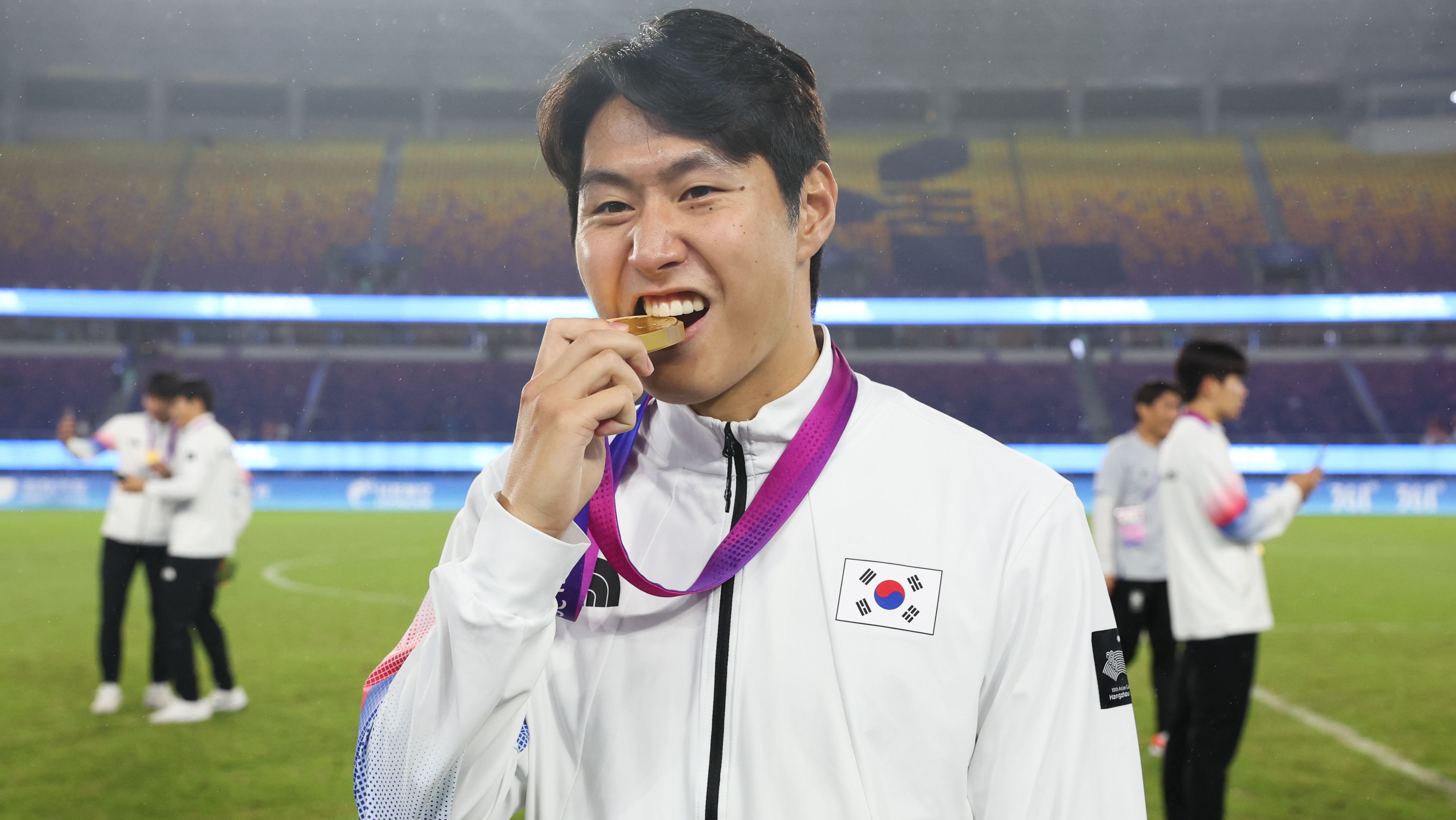 Lee Kang-in comemora medalha de ouro nos Jogos Asiáticos