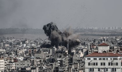 Israel alerta sobre nova fase na guerra à medida que civis fogem de Gaza e tropas se reúnem perto da fronteira