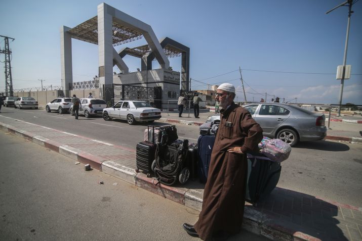 Palestino espera na passagem de fronteira de Rafah, entre a Faixa de Gaza e o Egito / Abed Rahim Khatib/aliança de imagens via Getty Images