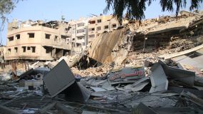 Prédios destruídos na Faixa de Gaza