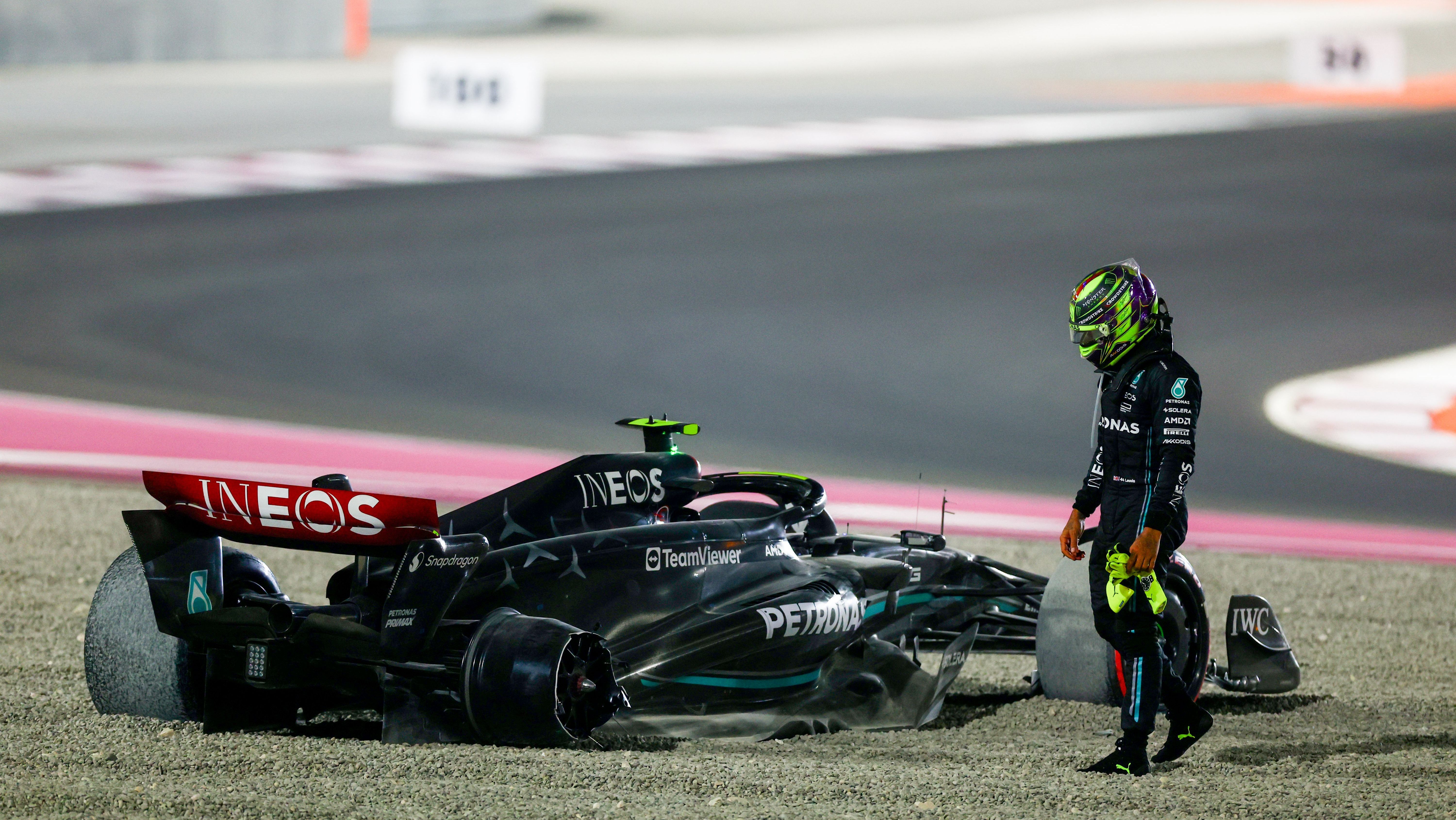 Lewis Hamilton teve que abandonar o GP do Catar logo após a primeira curva