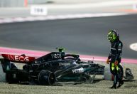 Hamilton acusa companheiro de equipe por eliminação na 1ª volta de GP do Catar
