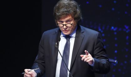 Candidato presidencial do partido La Libertad Avanza, Javier Milei, fala durante debate final antes das eleições, realizado na Faculdade de Direito da Universidade de Buenos Aires, em 08 de outubro de 2023