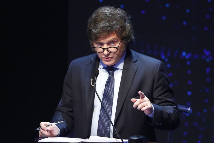 Candidato presidencial do partido La Libertad Avanza, Javier Milei, fala durante debate final antes das eleições, realizado na Faculdade de Direito da Universidade de Buenos Aires, em 08 de outubro de 2023 / Foto de Agustín Marcarian - Pool/Getty Images