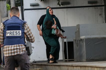 Cidadãos palestinos fogem de suas casas em meio aos ataques aéreos de Israel, em 9 de outubro de 2023, em Gaza.