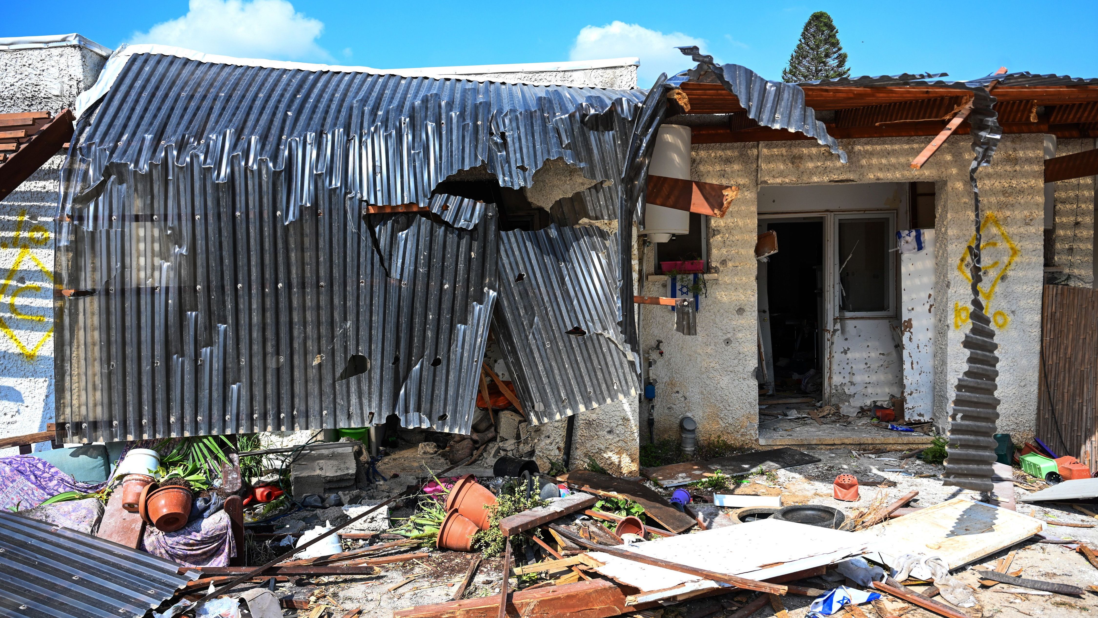 Casa completamente destruída no kibutz de Kfar Aza, próximo à fronteira com a Faixa de Gaza, dias após ataque surpresa do Hamas contra Israel, em 10 de outubro de 2023.