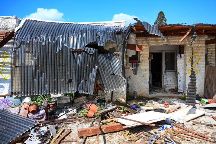 Casa completamente destruída no kibutz de Kfar Aza, próximo à fronteira com a Faixa de Gaza. / Alexi J. Rosenfeld/Getty Images